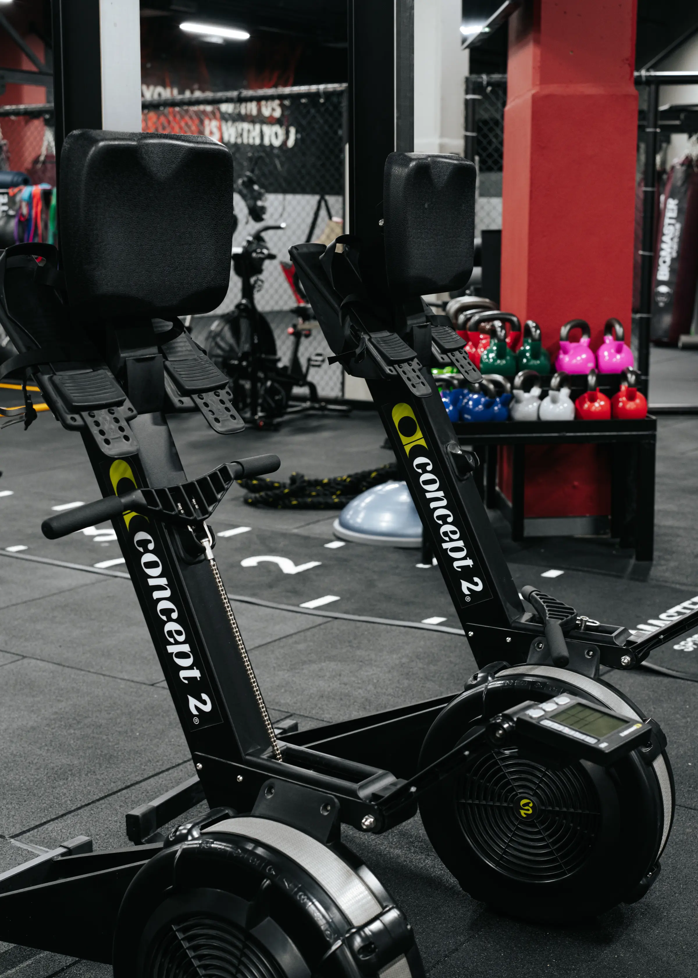 Concept2 kürek makinesinin yakın planı; arka plan sığ alan derinliğiyle flu.