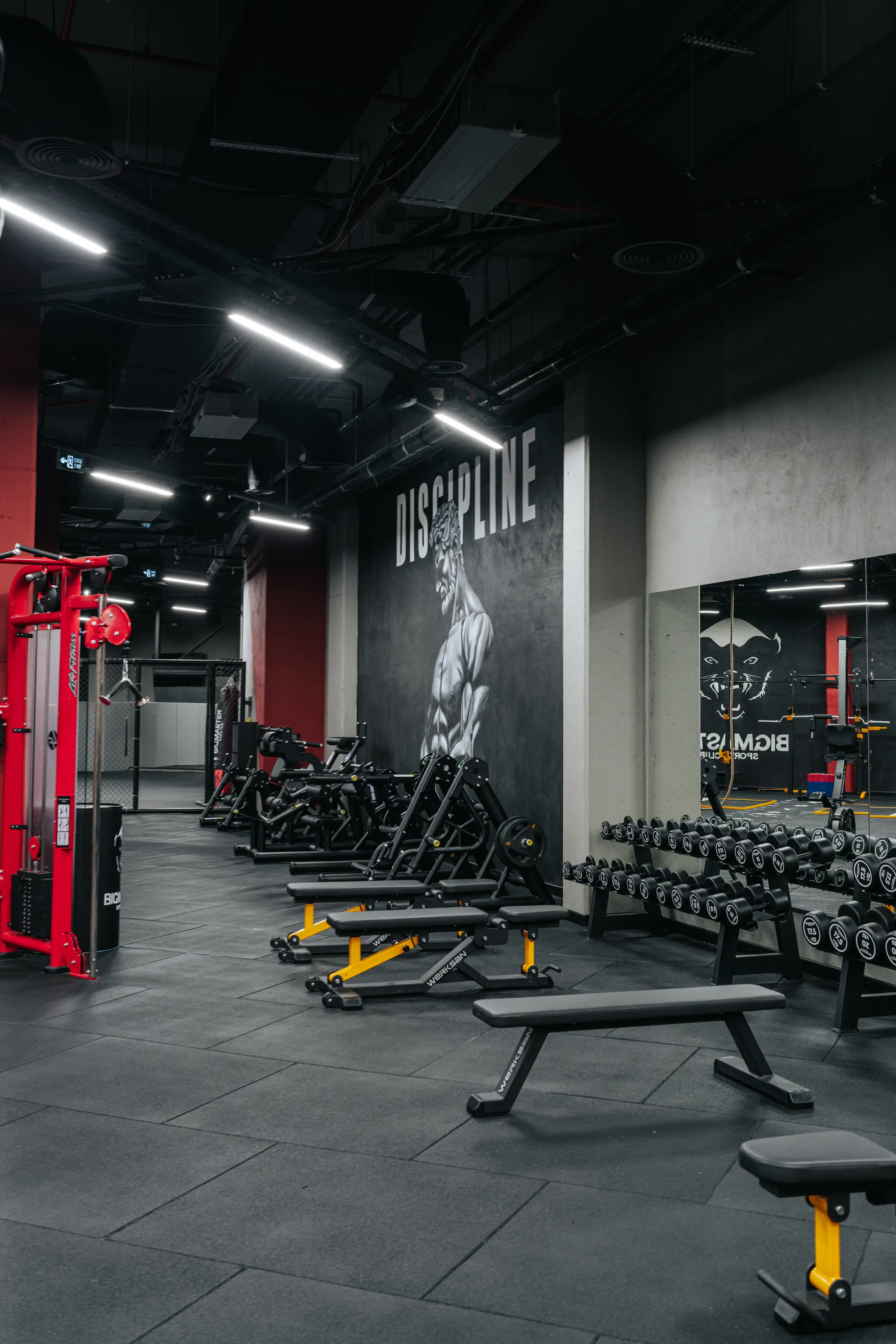 Big Master'da bench sıraları ve 'DISCIPLINE' muralına uzanan koridor.
