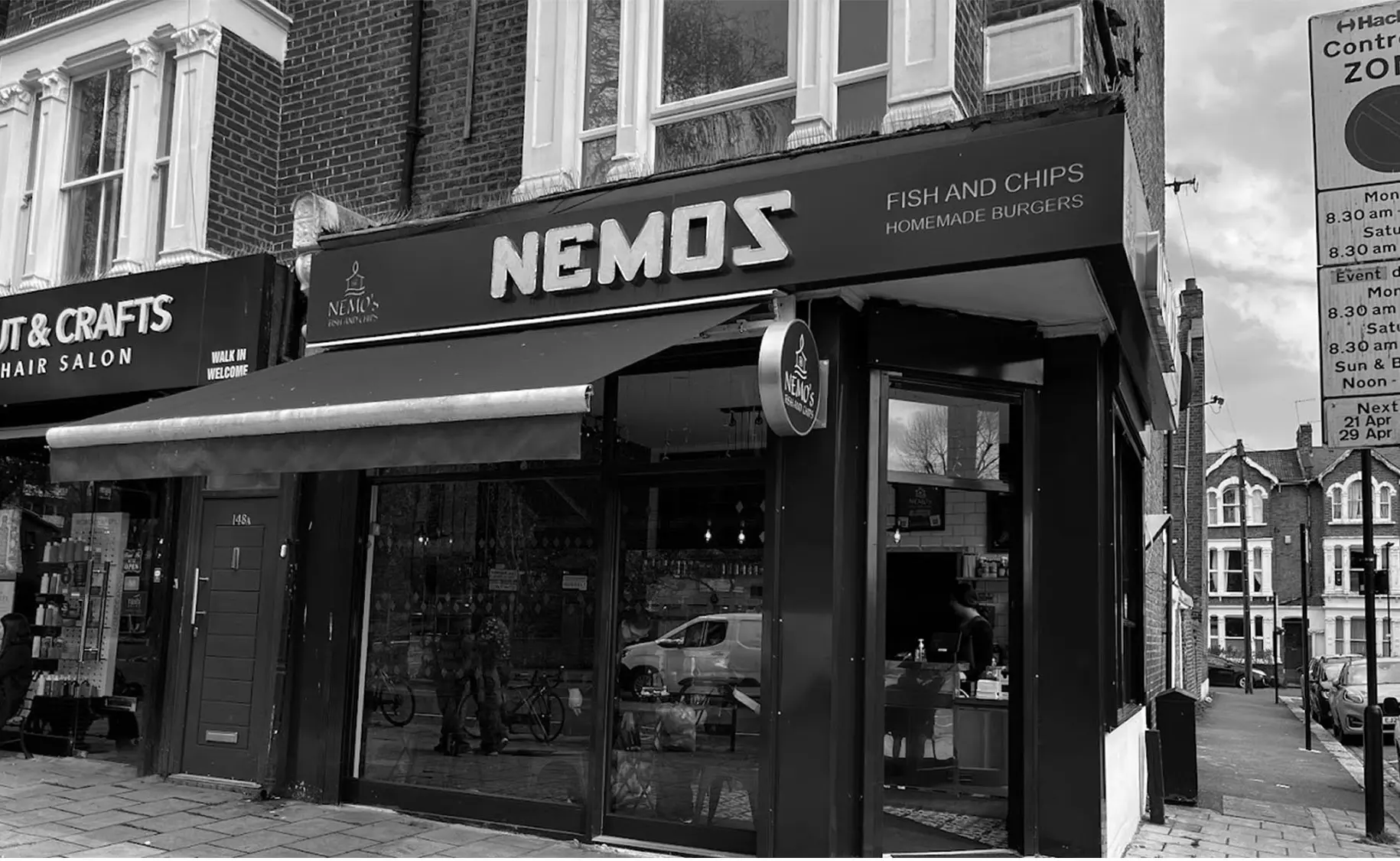 Londra’daki Nemos Fish & Chips köşe dükkânı: siyah tabela, tente ve cam vitrin