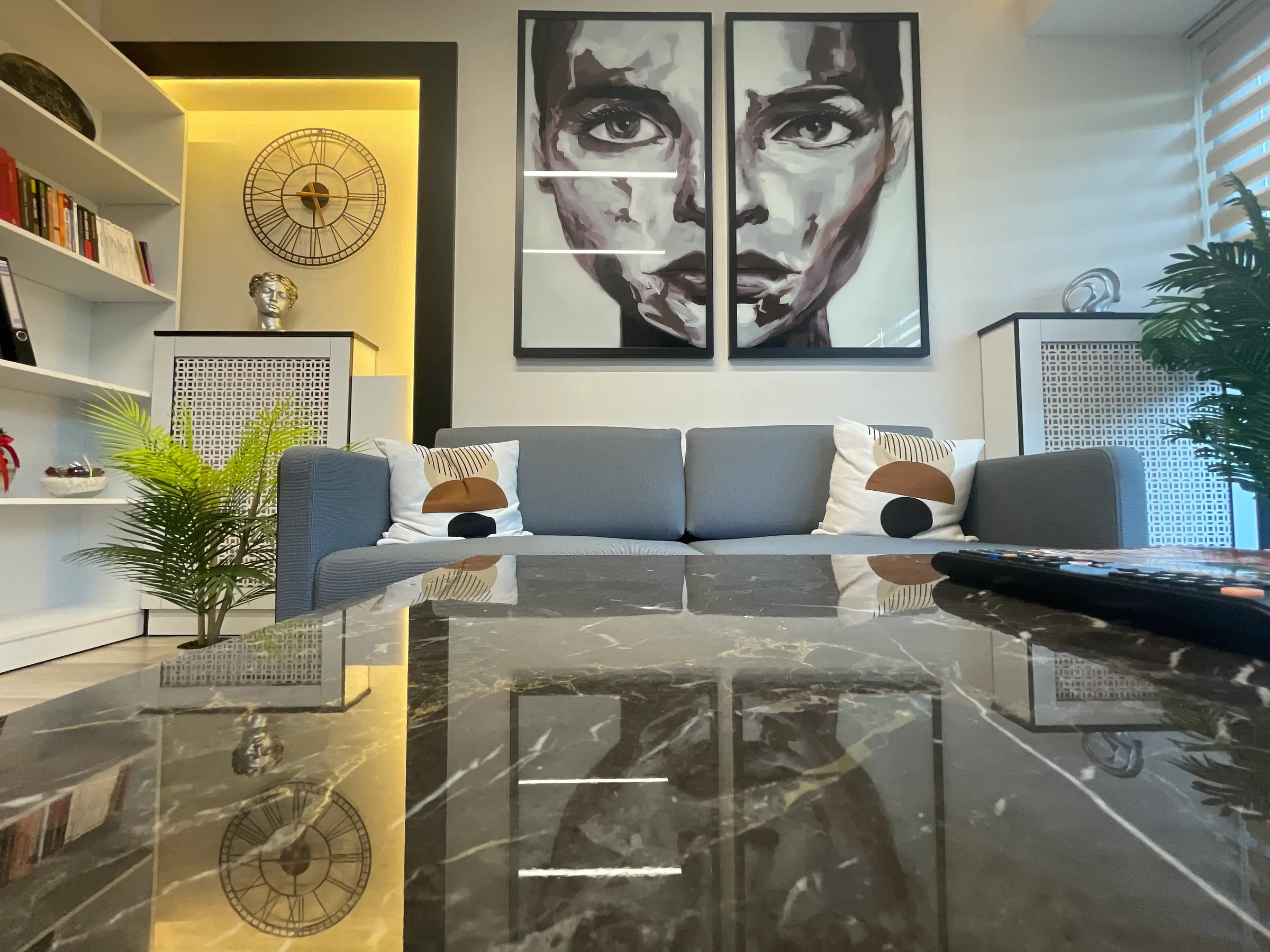 Bekleme salonu: mermer sehpa ve büyük portre tabloları