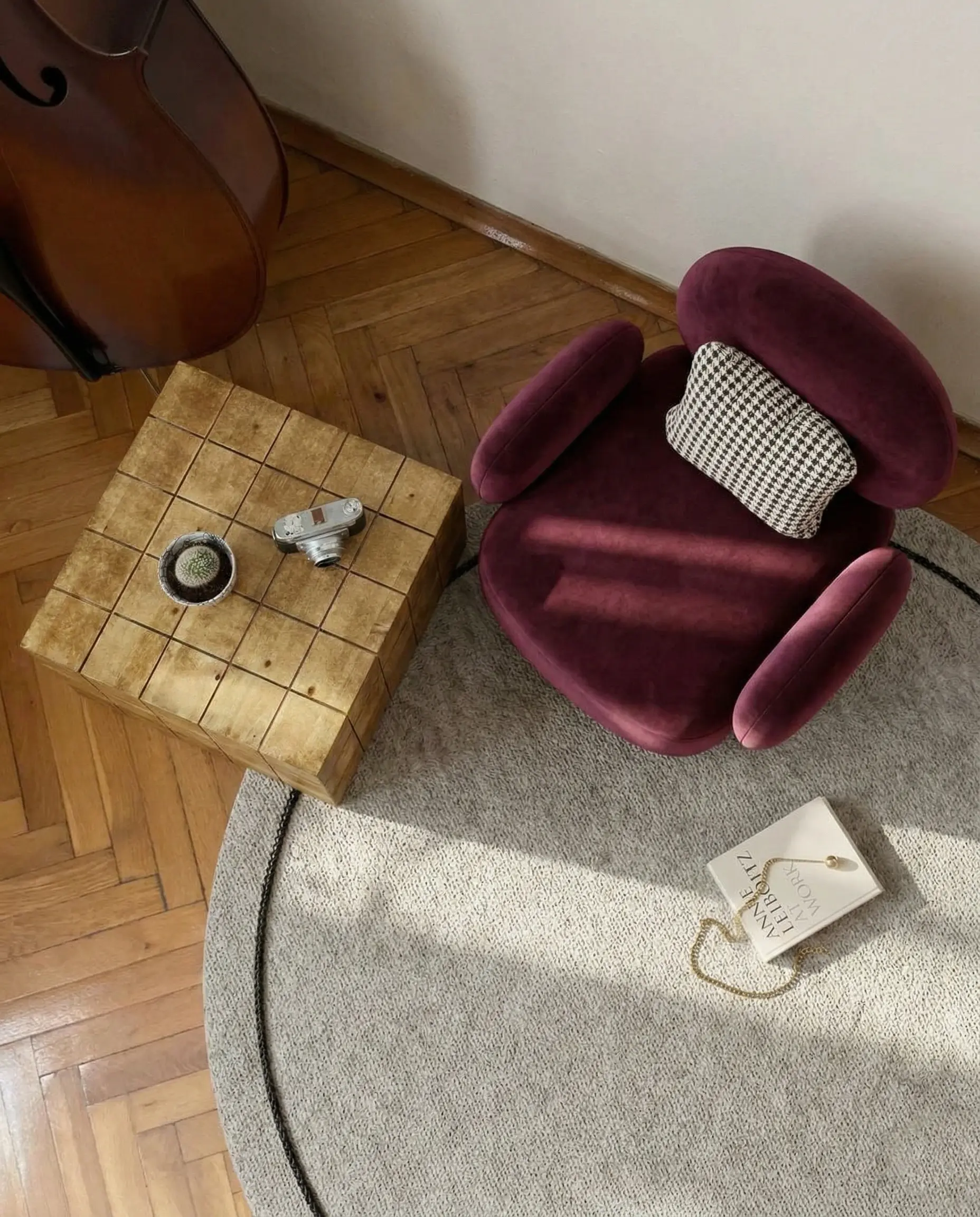Üstten görünüş: sehpa, bordo koltuk ve balıksırtı parke (görselleştirme)