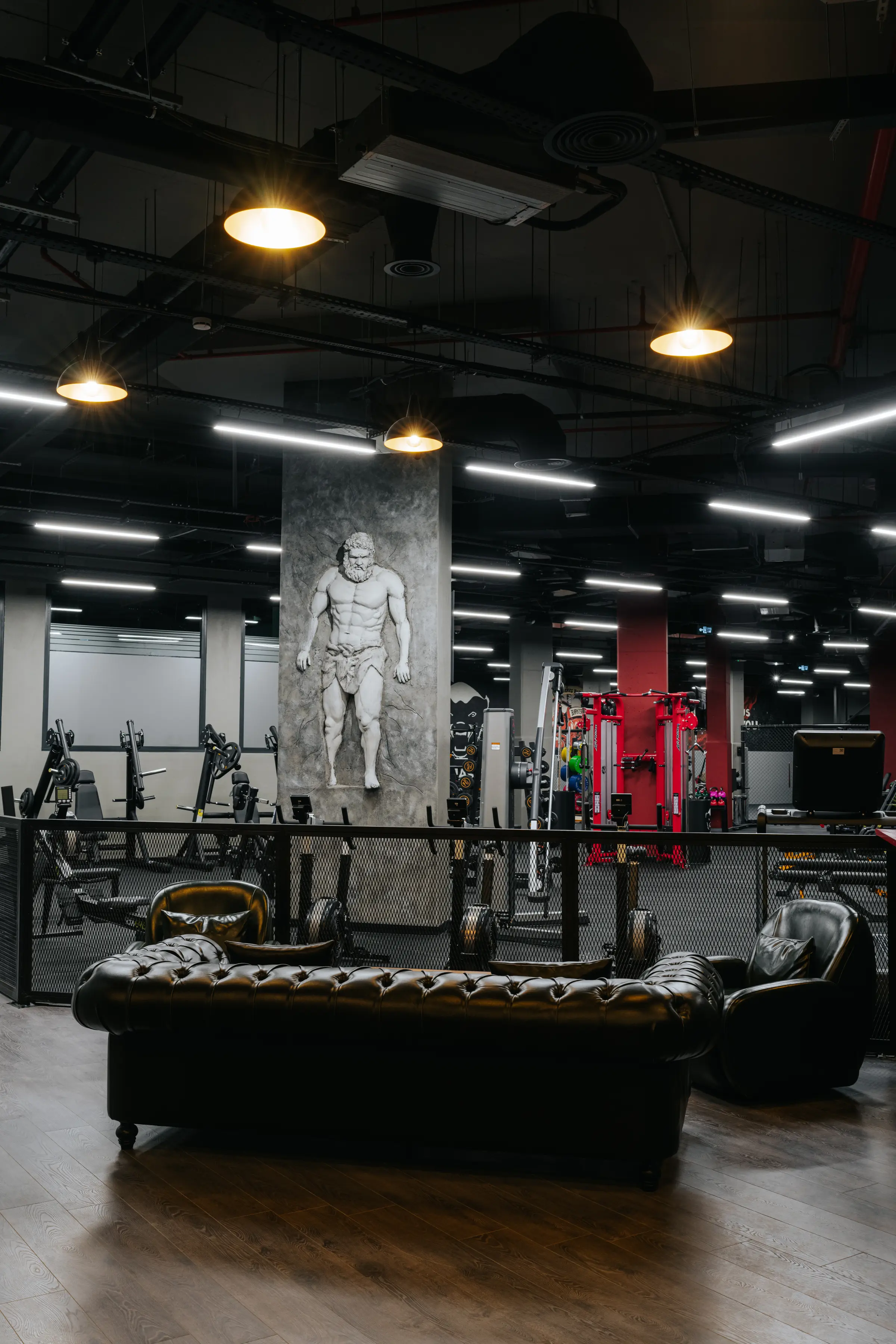 Big Master spor kulübü: Chesterfield lounge, Herkül kabartmalı kolon ve sarkıt lambalar